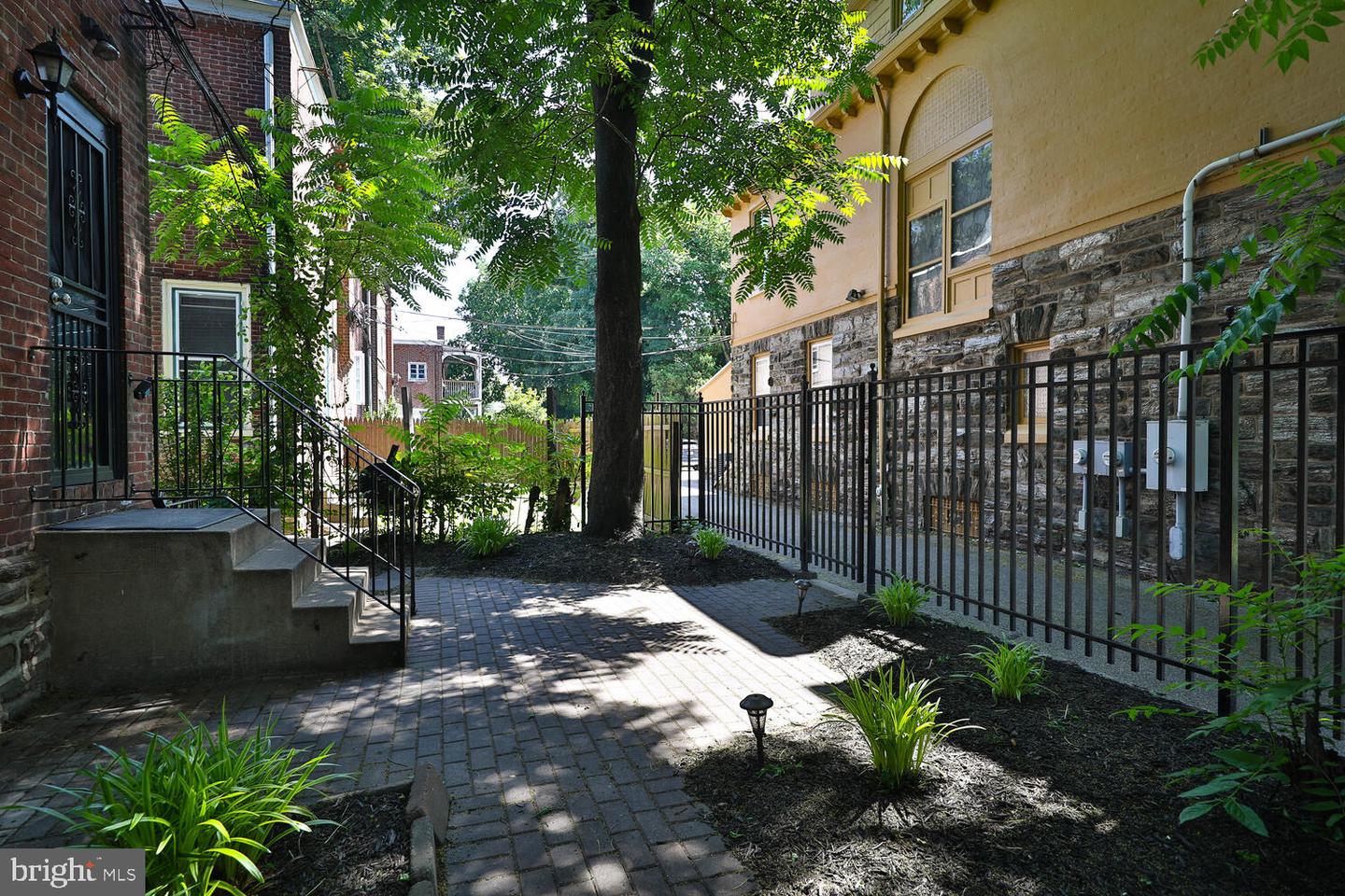 4 E Mount Pleasant Ave