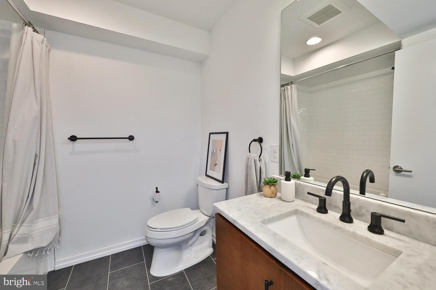 608 N Galloway St #F