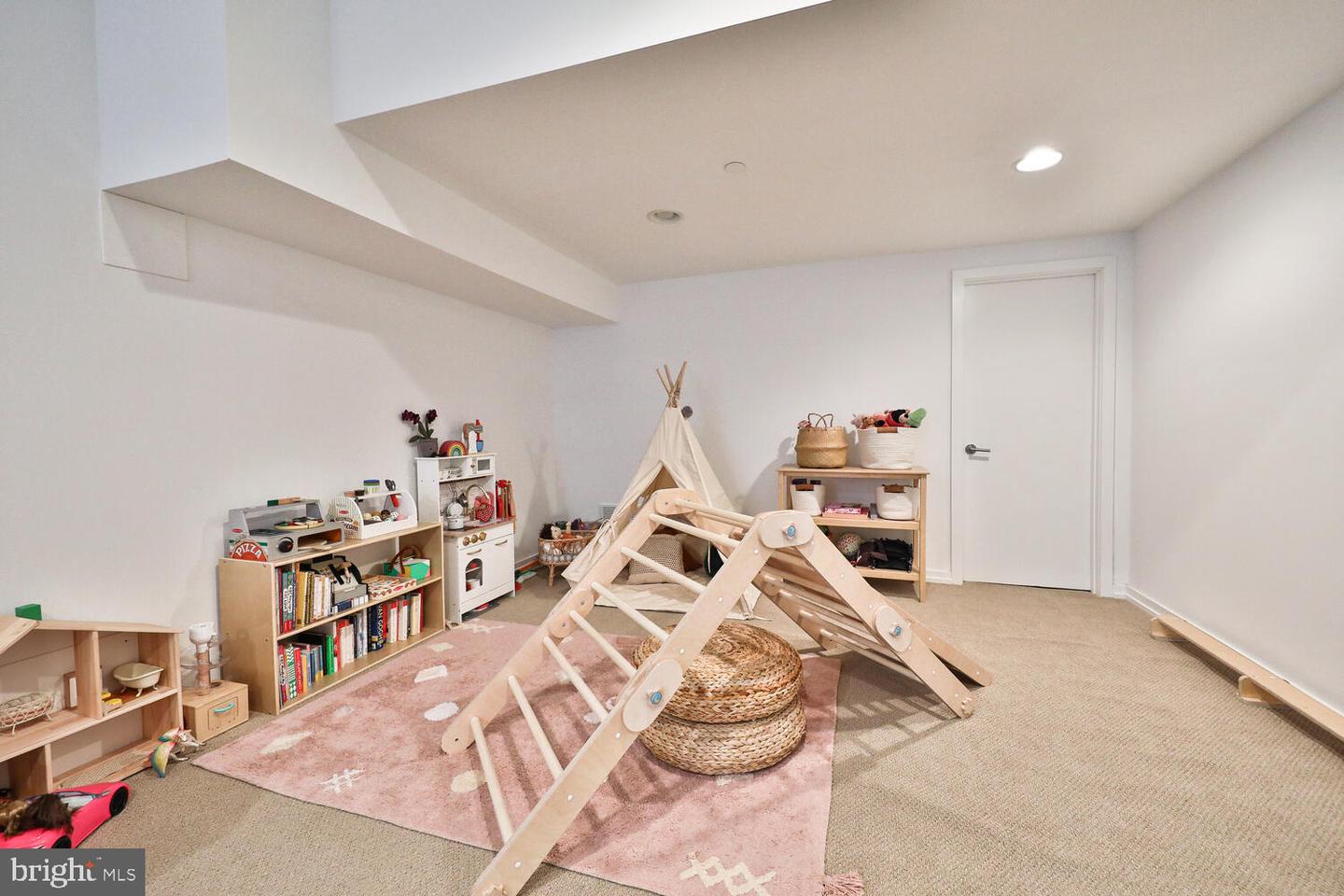 608 N Galloway St #F