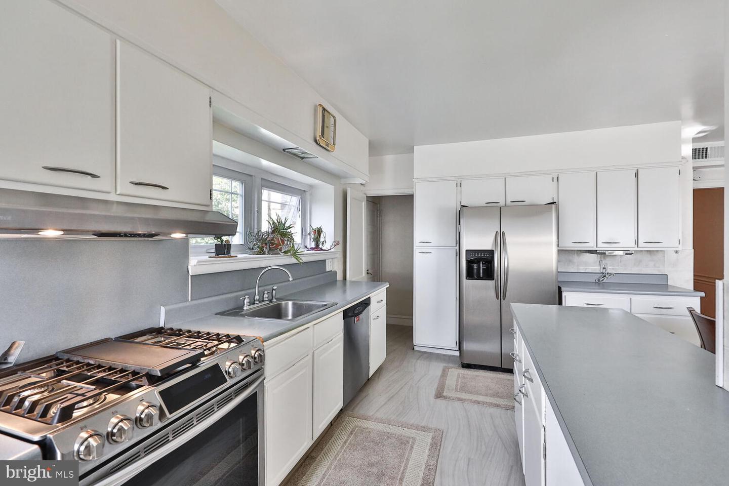 804 E Phil Ellena St