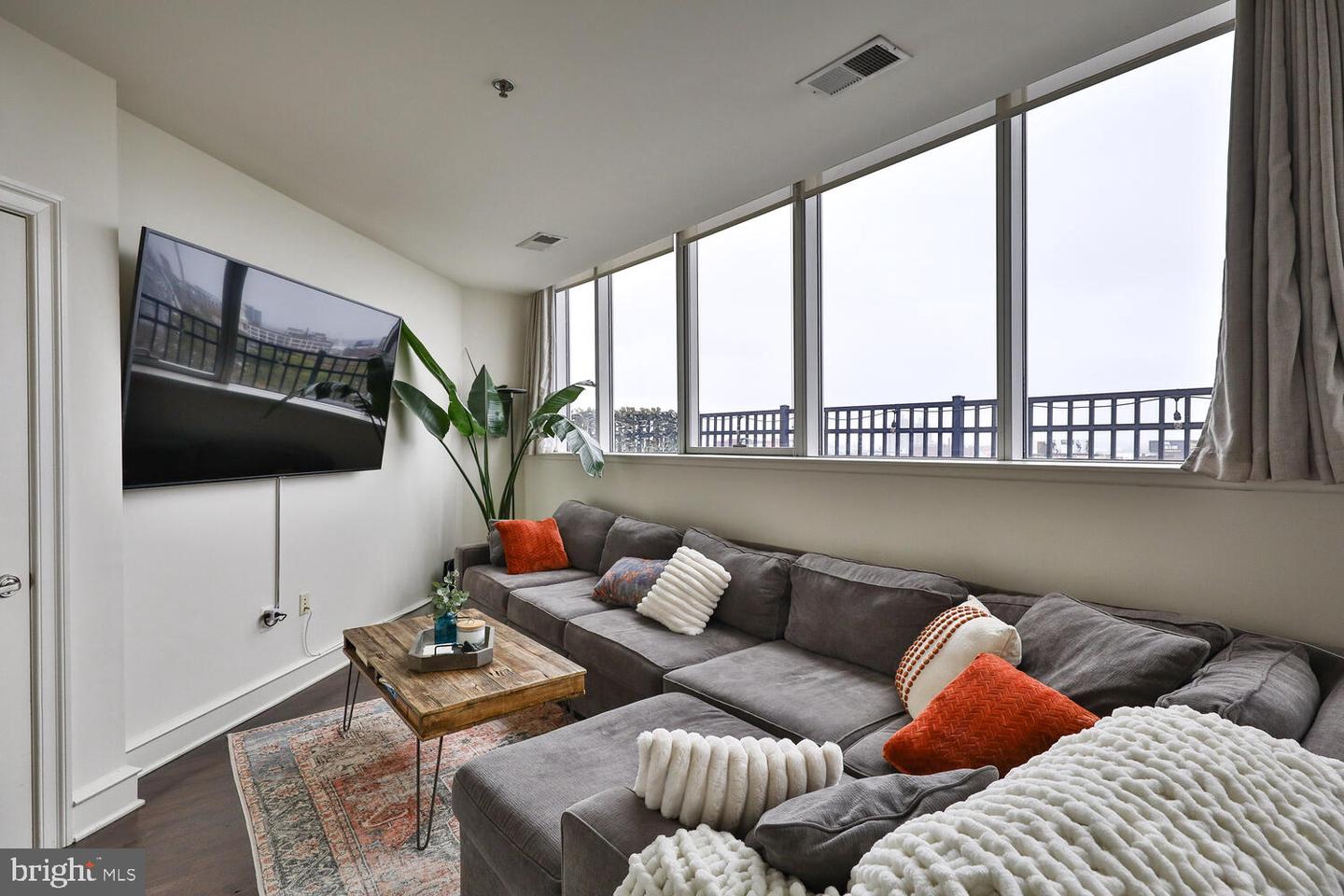 201-59 N 8th St #914