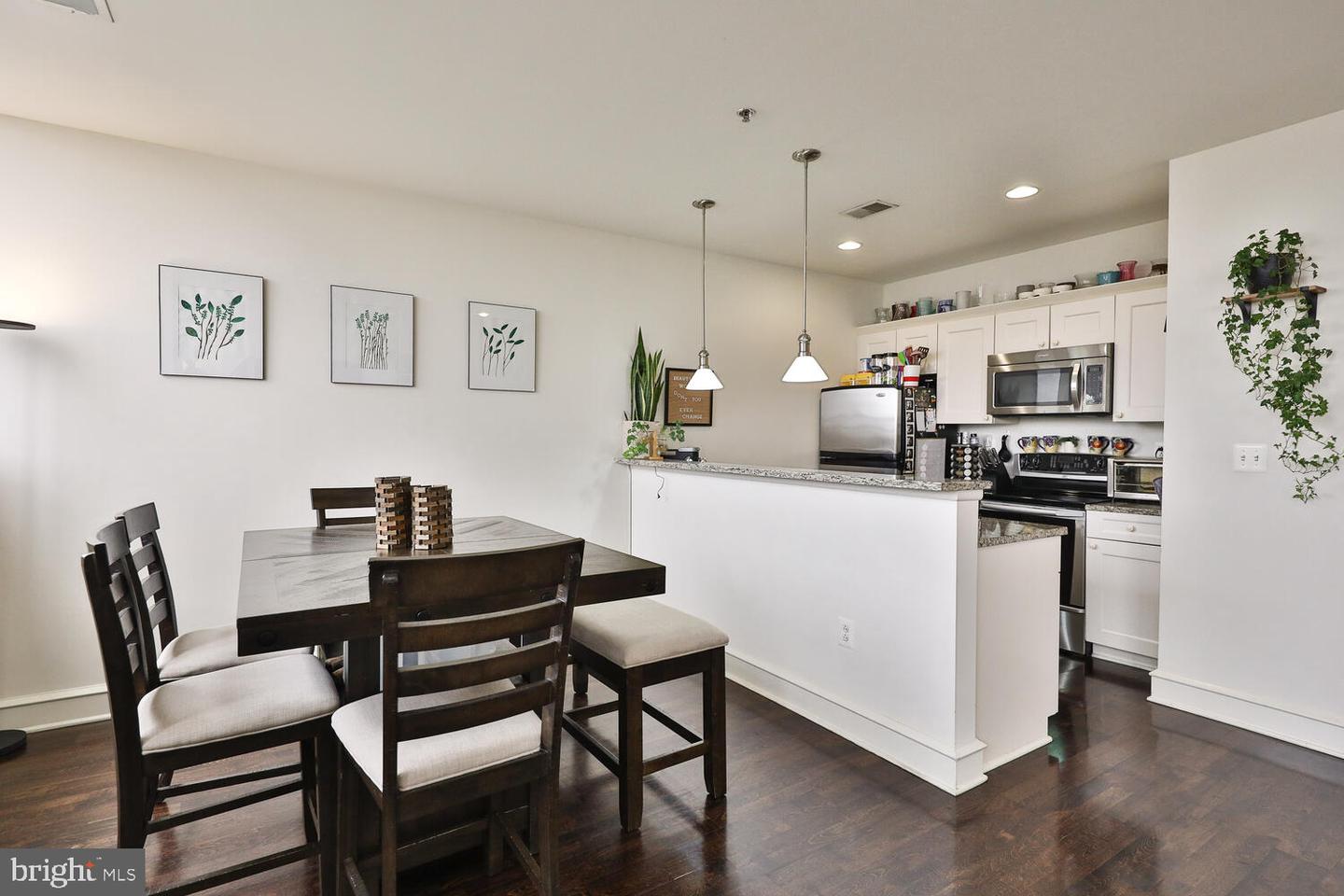 201-59 N 8th St #914