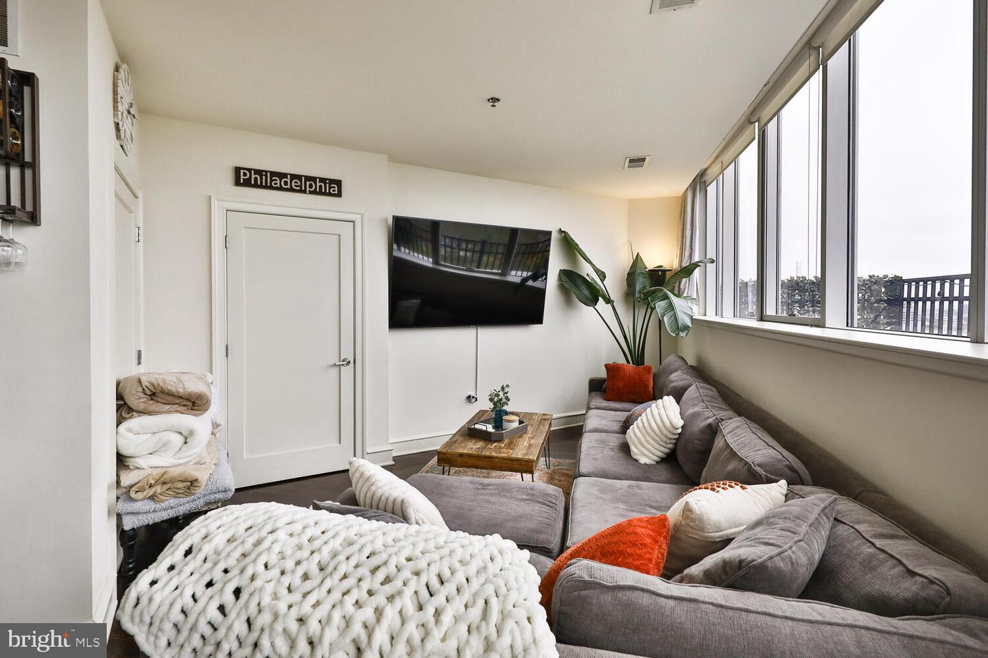 201-59 N 8th St #914