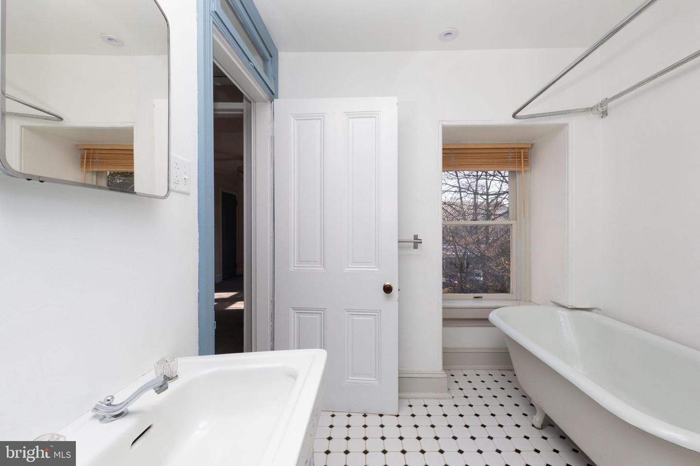 143 W School House Ln