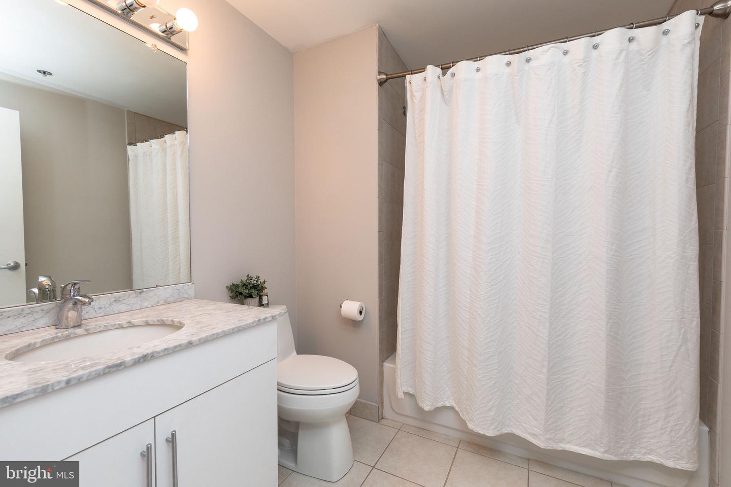 2200-28 Arch St #810