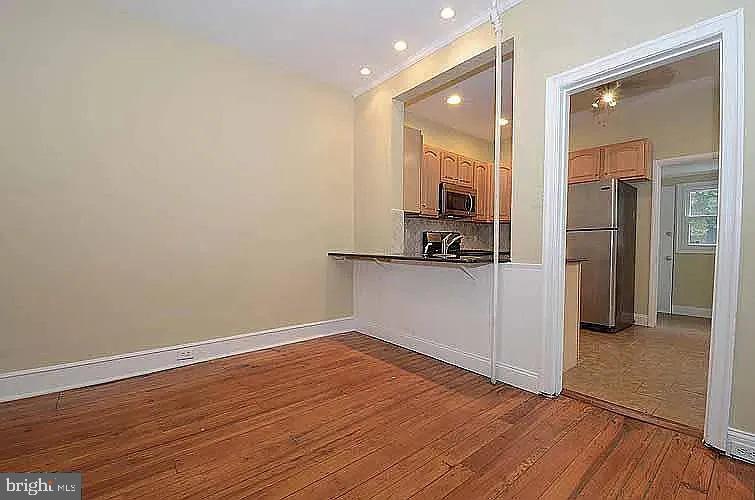221 Rochelle Ave