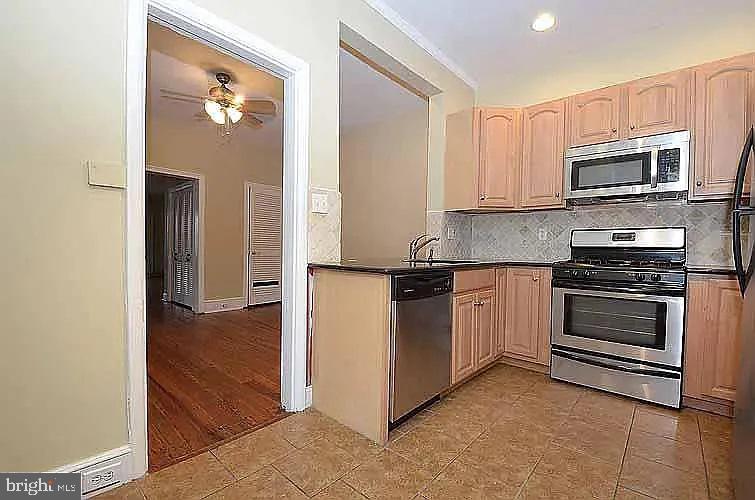 221 Rochelle Ave