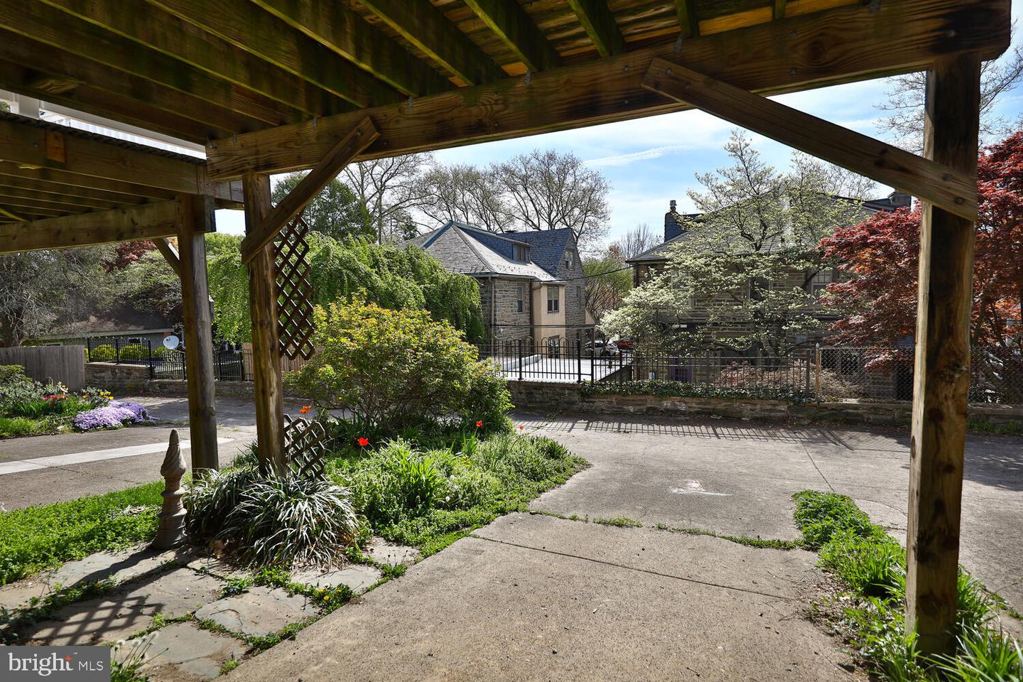 36 E Abington Ave