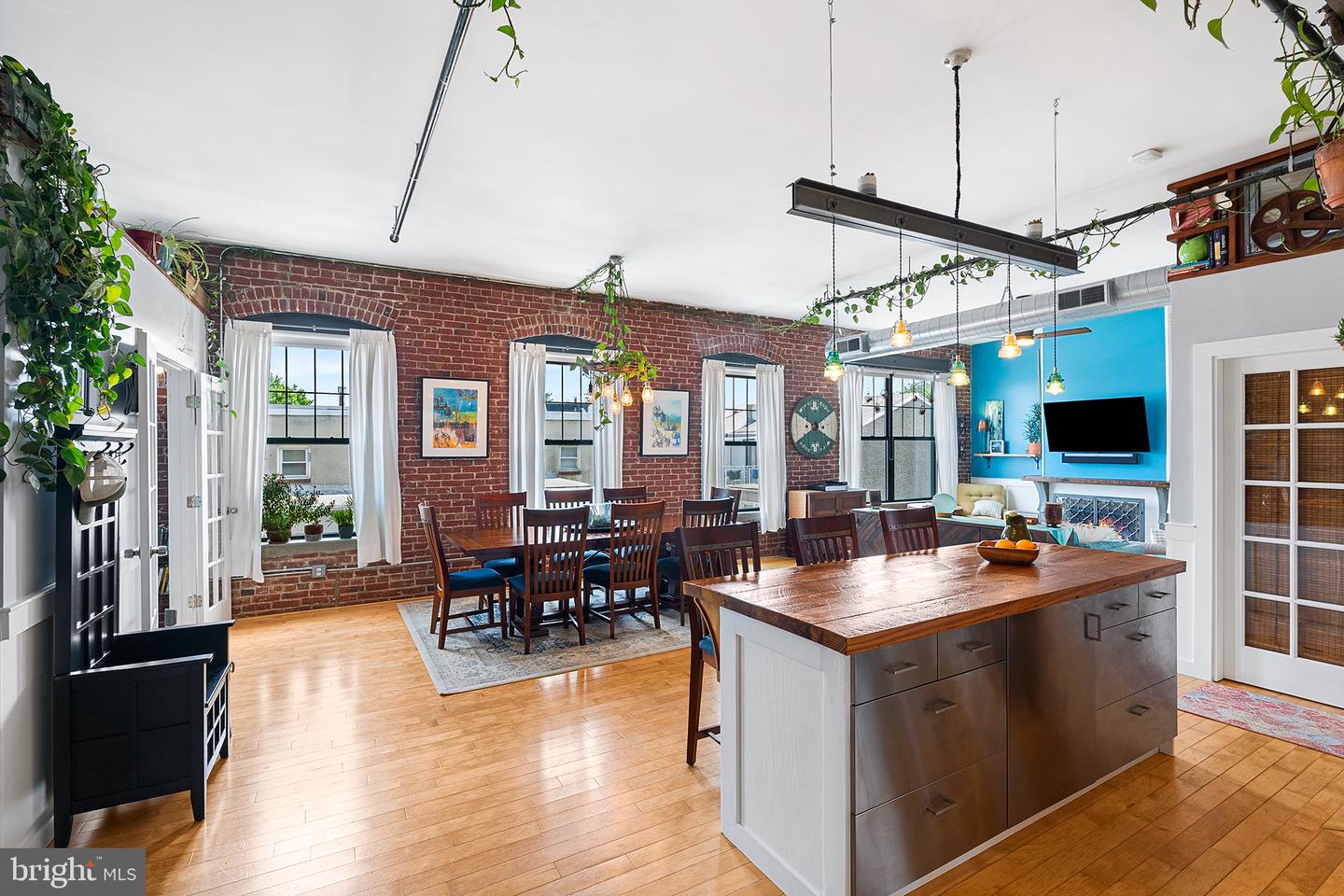 1125 E Columbia Ave #202