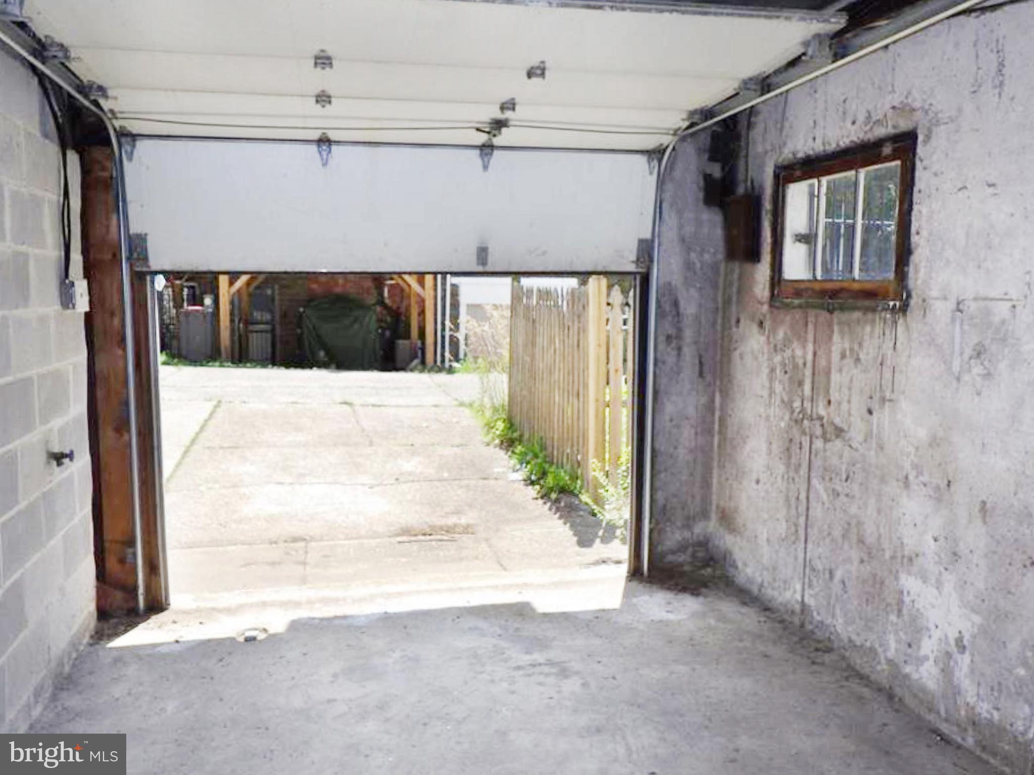 1512 E Washington Ln