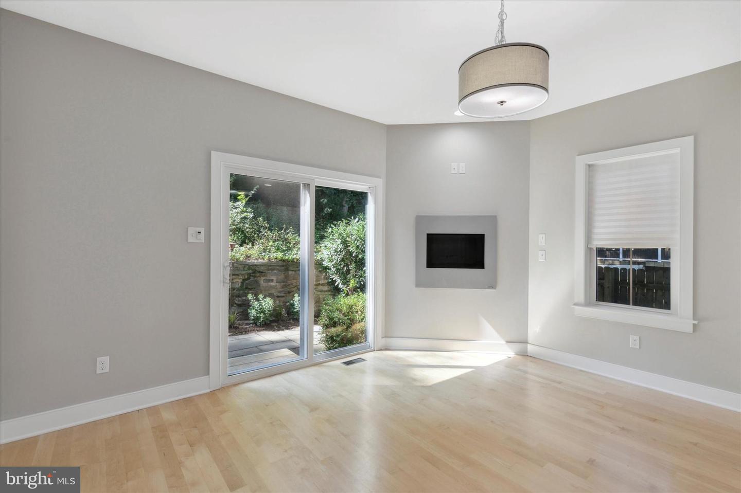 345 Leverington Ave