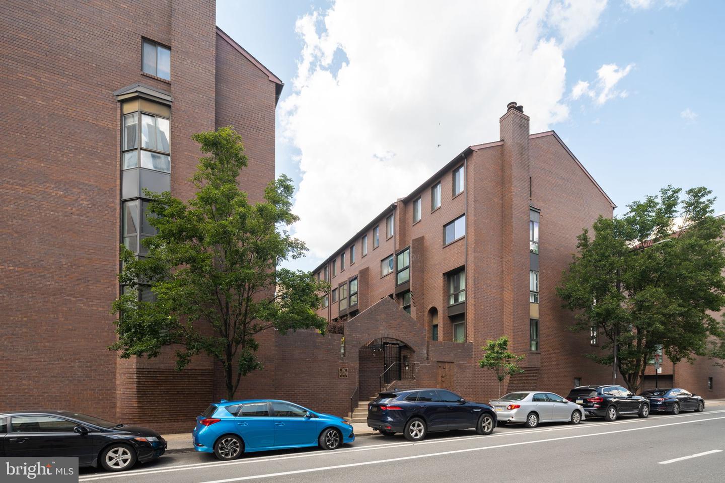 2201-09 Arch St #114