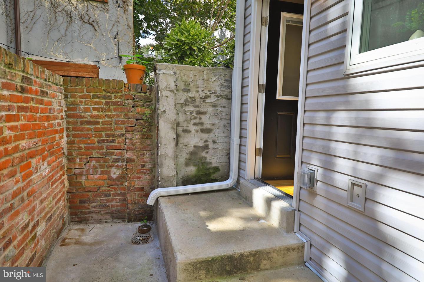 2008 Waverly St