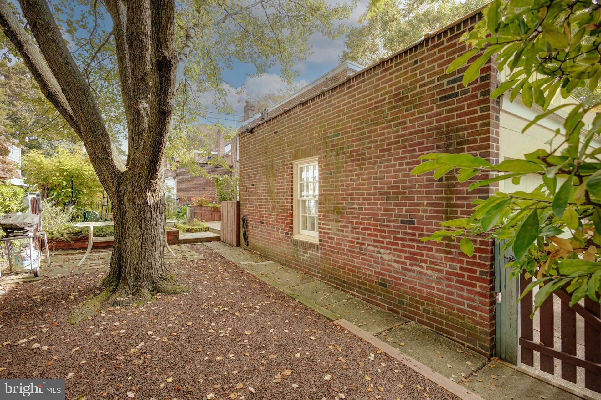 301 E Allens Ln