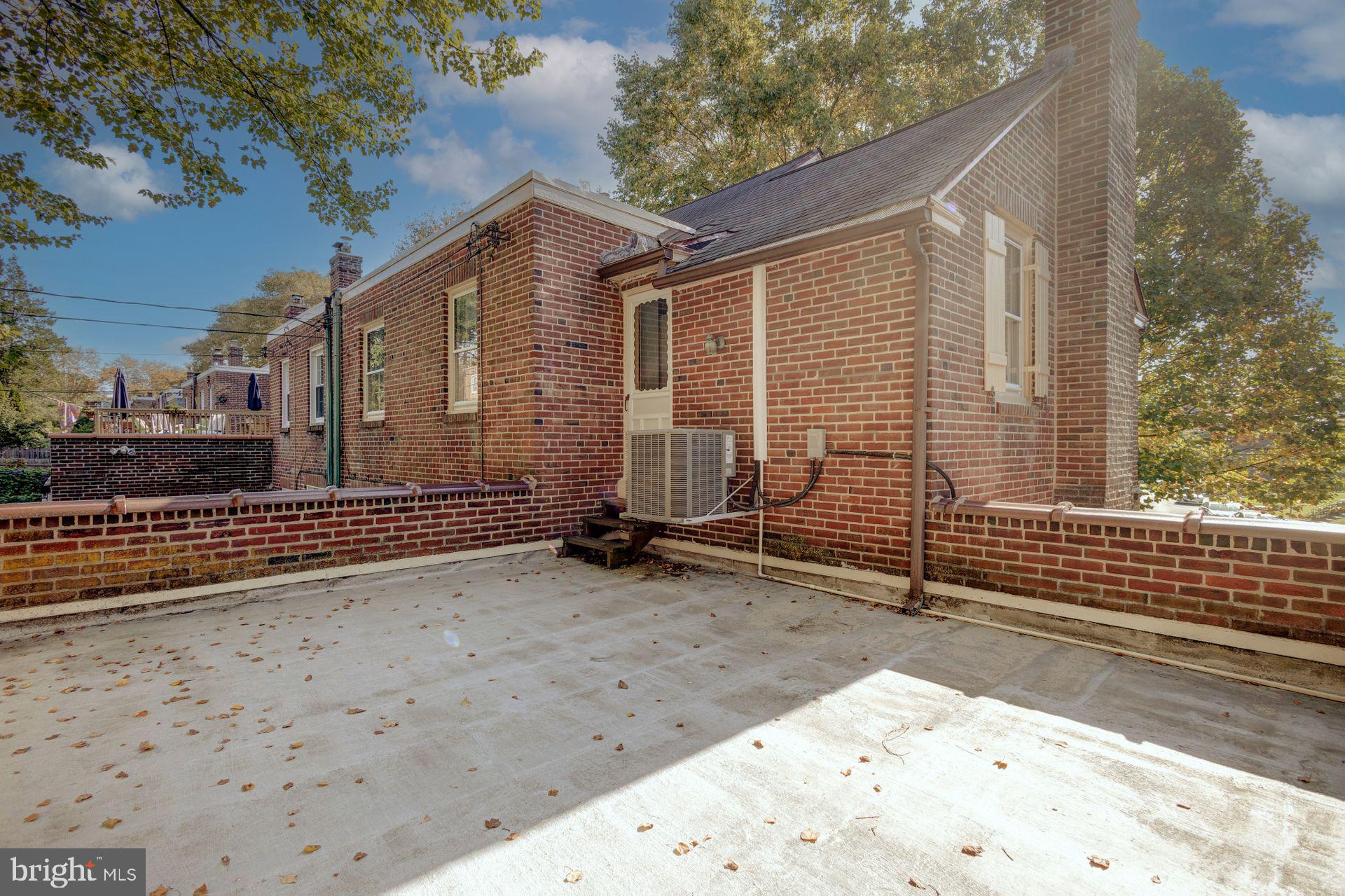 301 E Allens Ln
