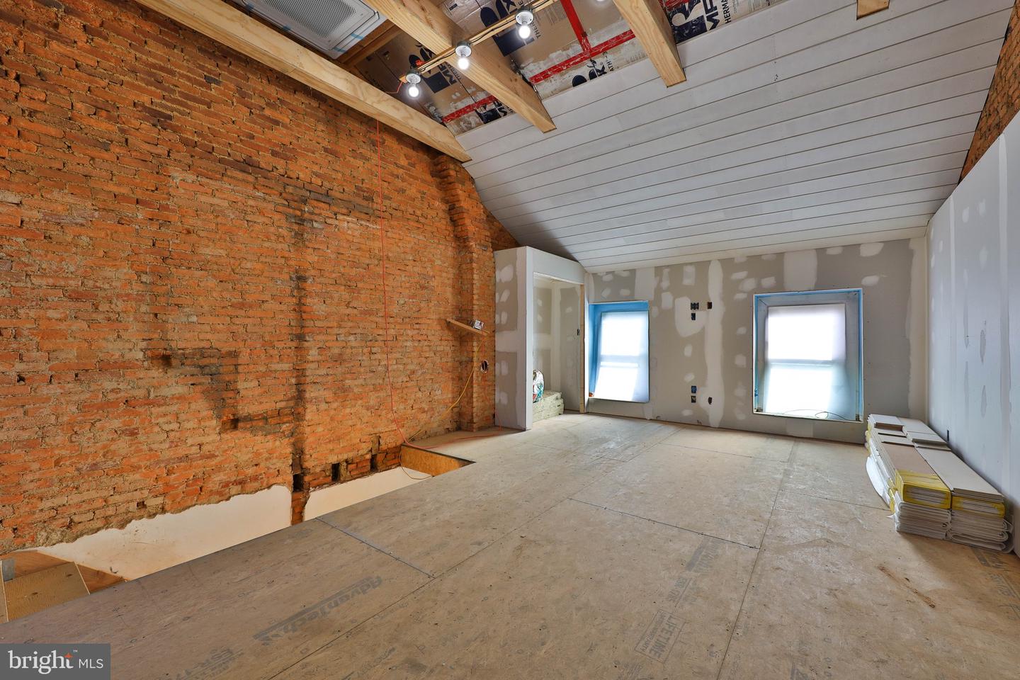 406 Dupont St
