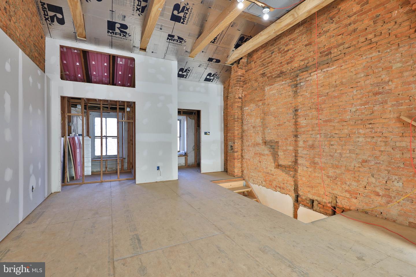 406 Dupont St