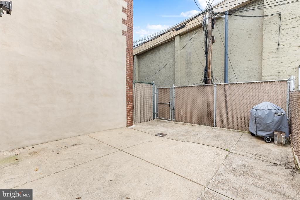 2557 E Lehigh Ave