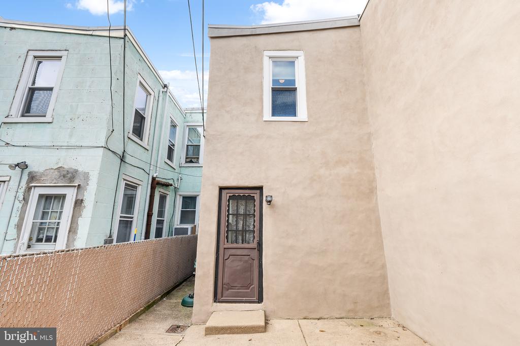 2557 E Lehigh Ave
