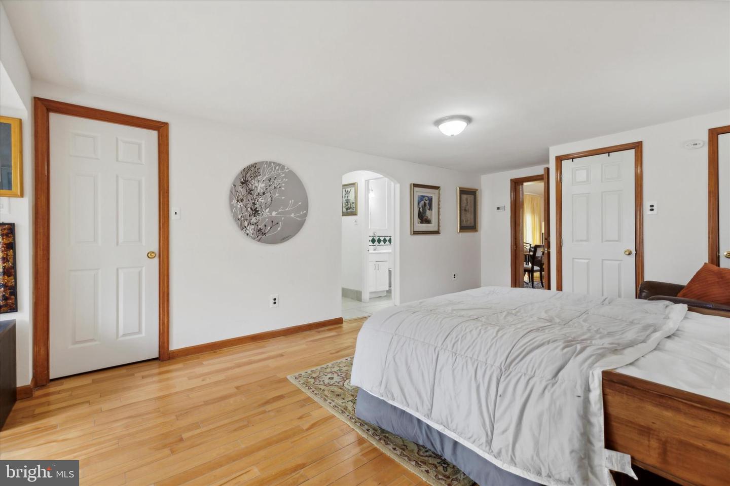 3425-29 W School House Ln