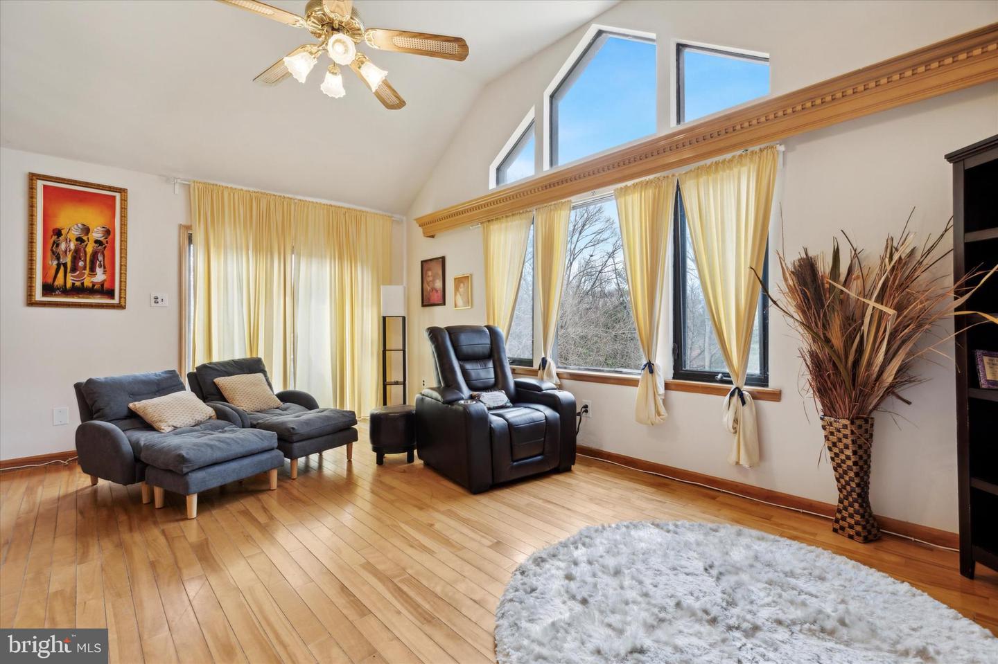 3425-29 W School House Ln