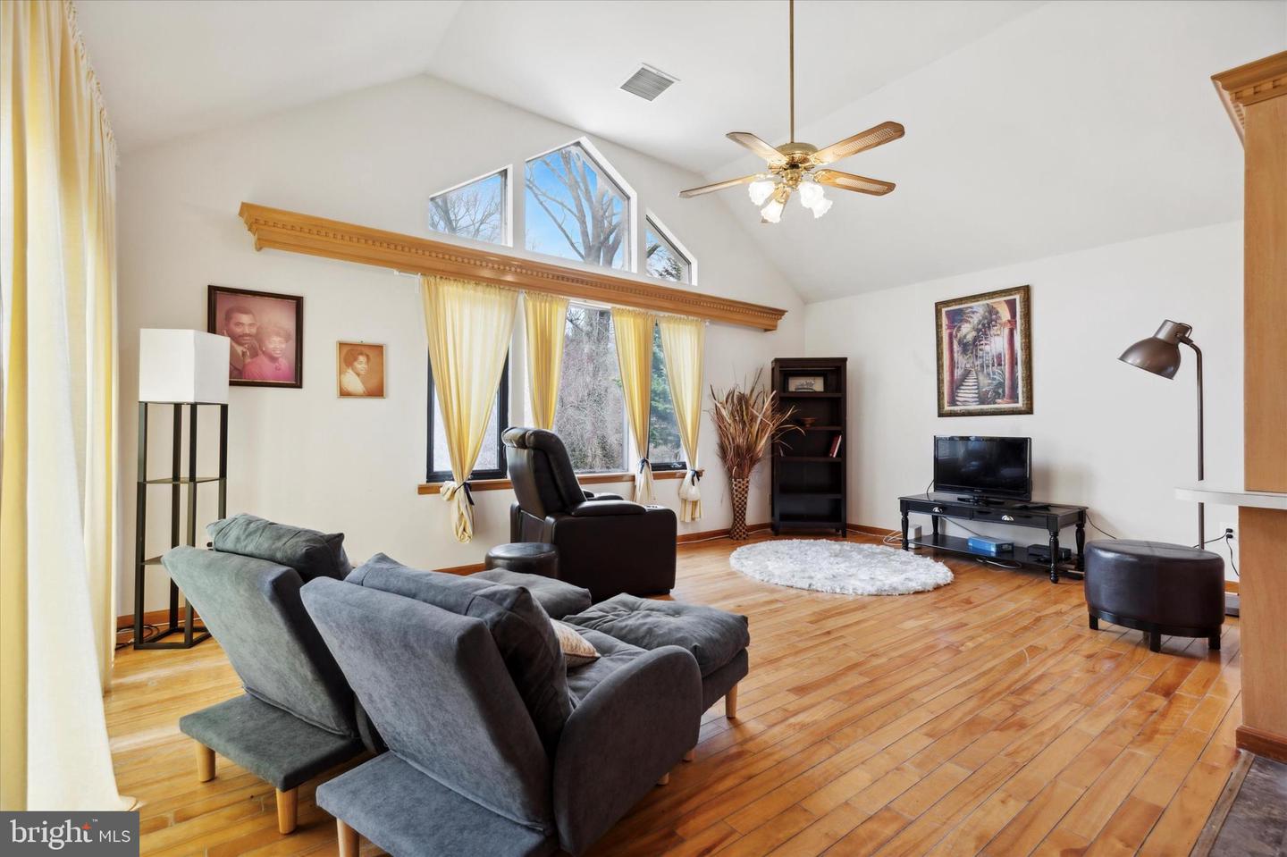 3425-29 W School House Ln