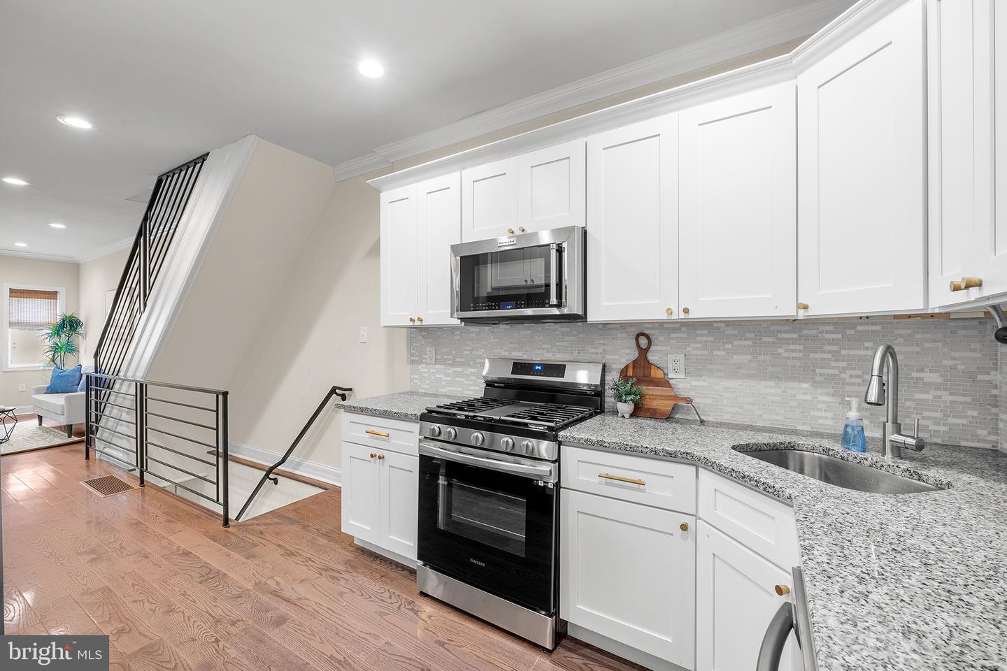 2418 W Seybert St