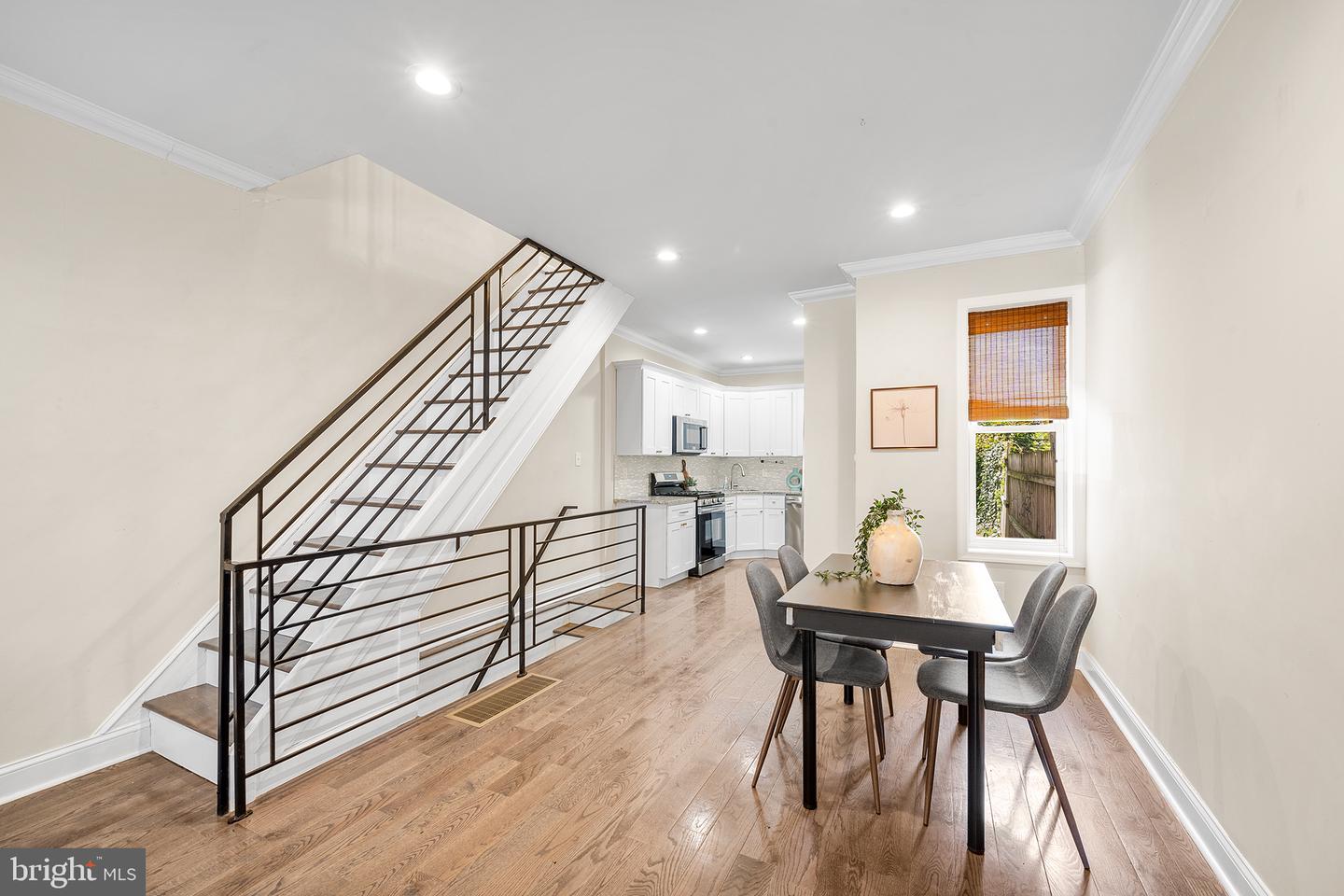 2418 W Seybert St