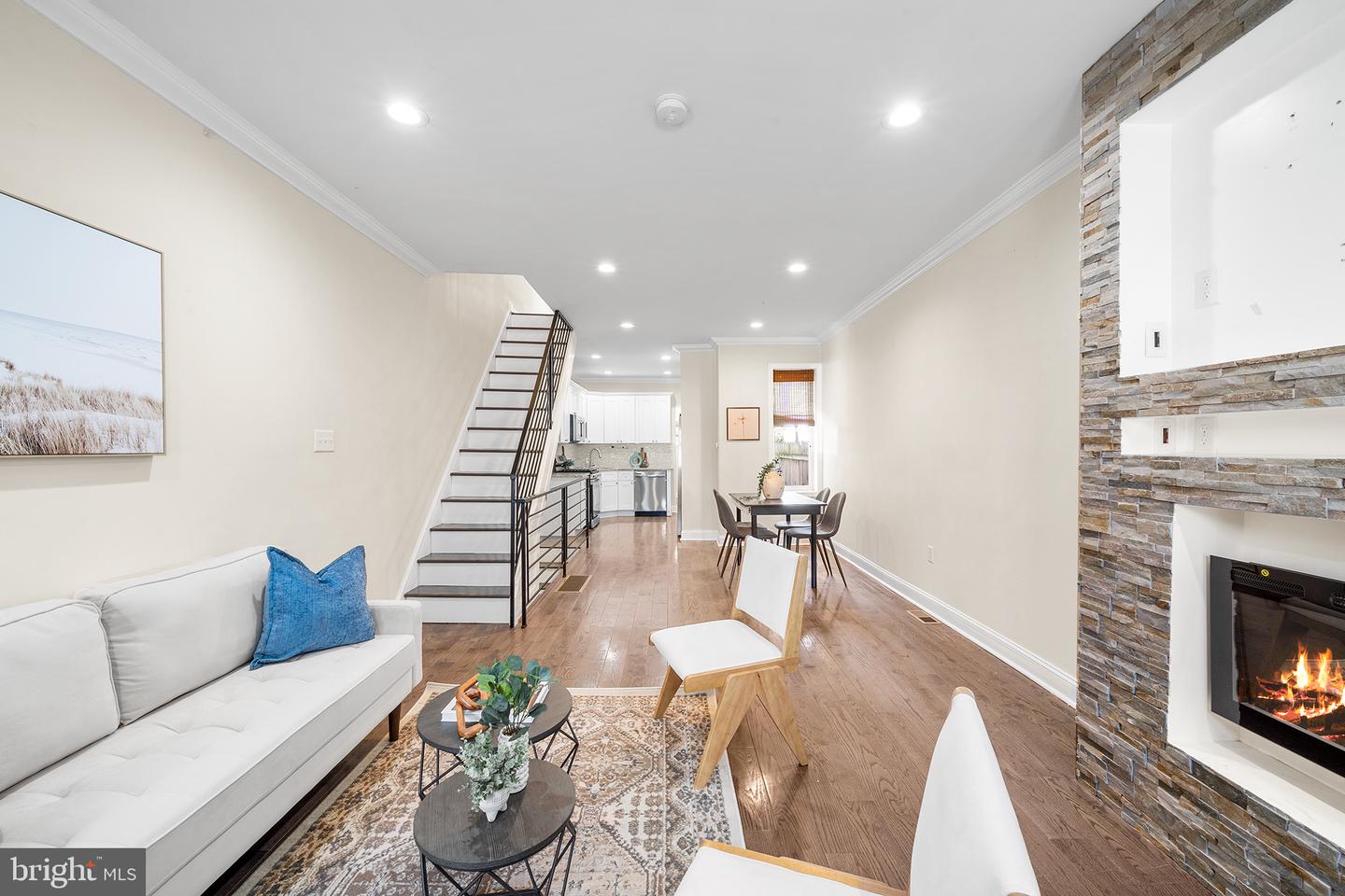 2418 W Seybert St