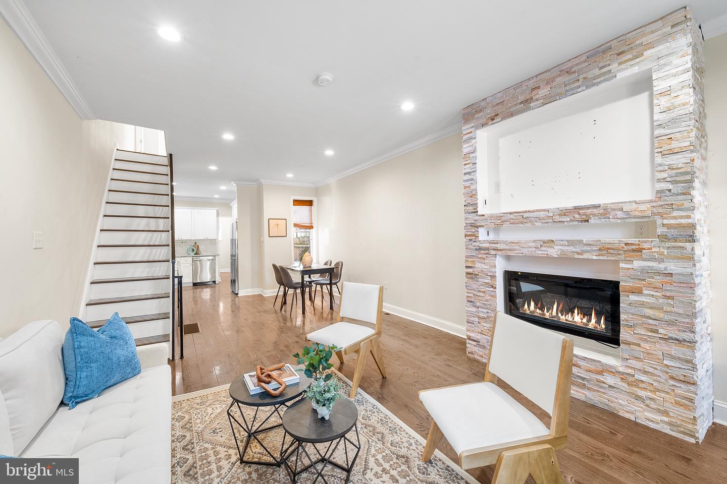 2418 W Seybert St