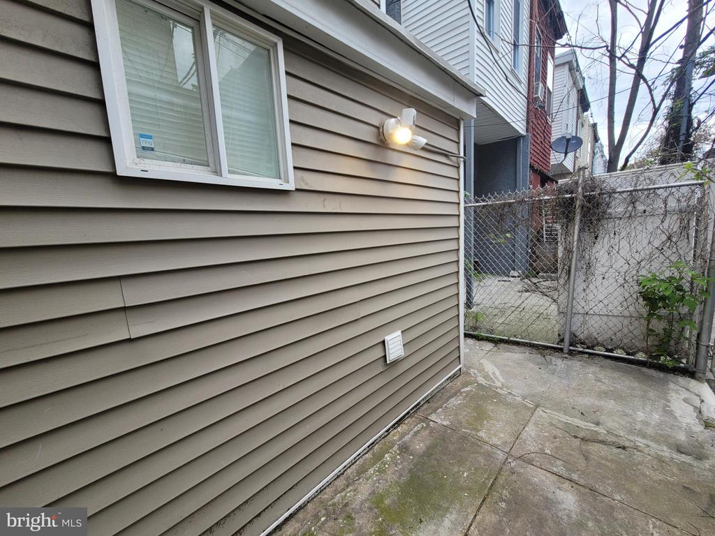 1703 N Newkirk St