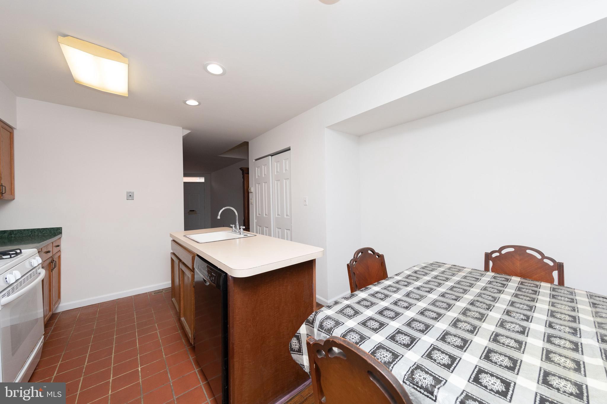 805 E PASSYUNK AVE