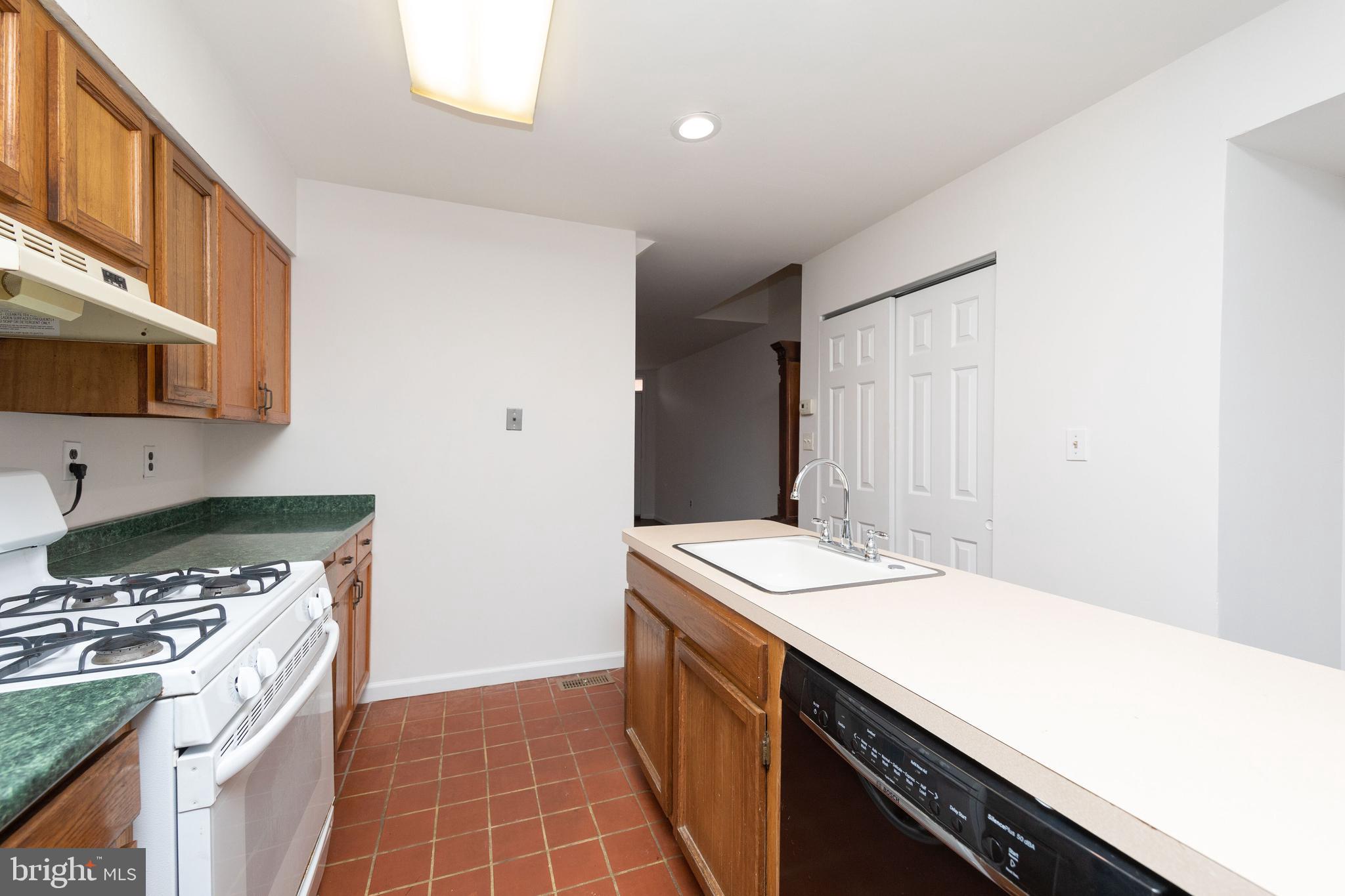 805 E PASSYUNK AVE