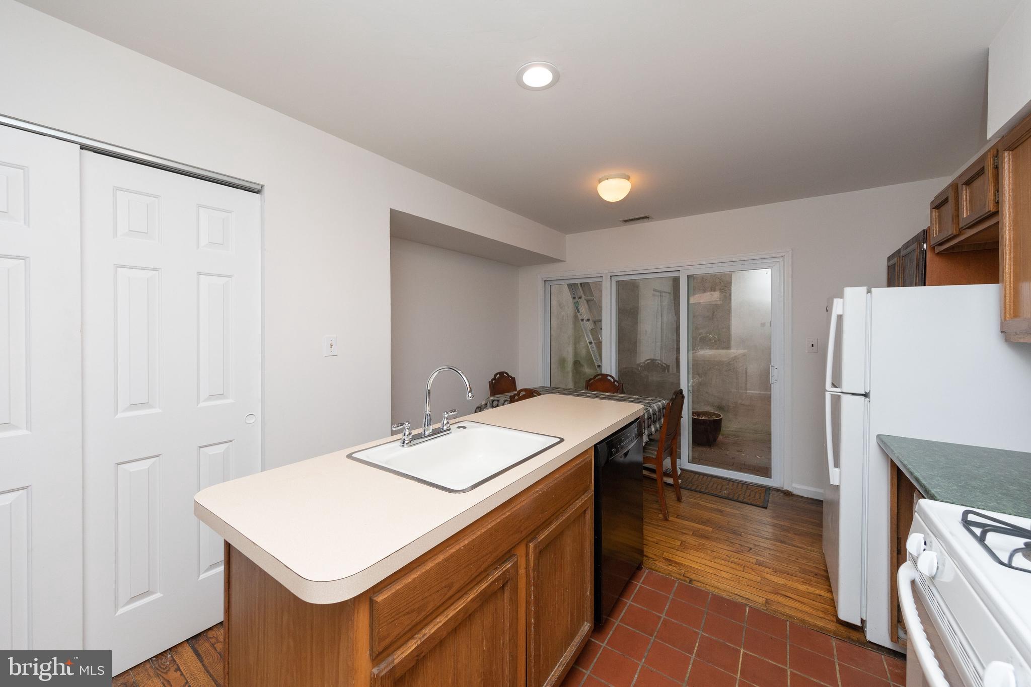 805 E PASSYUNK AVE