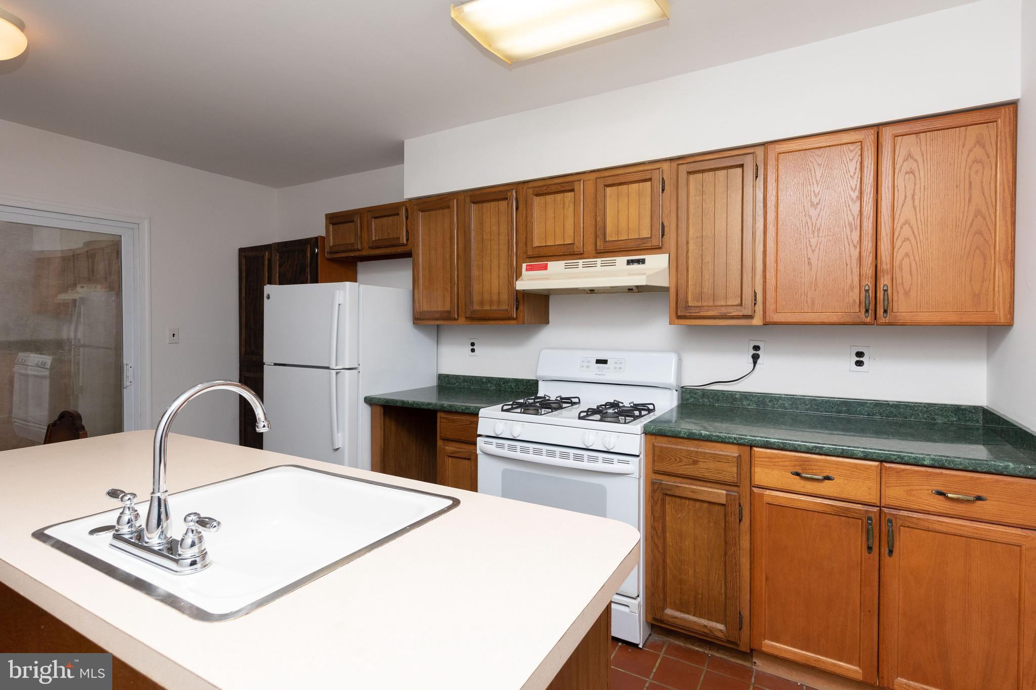805 E PASSYUNK AVE