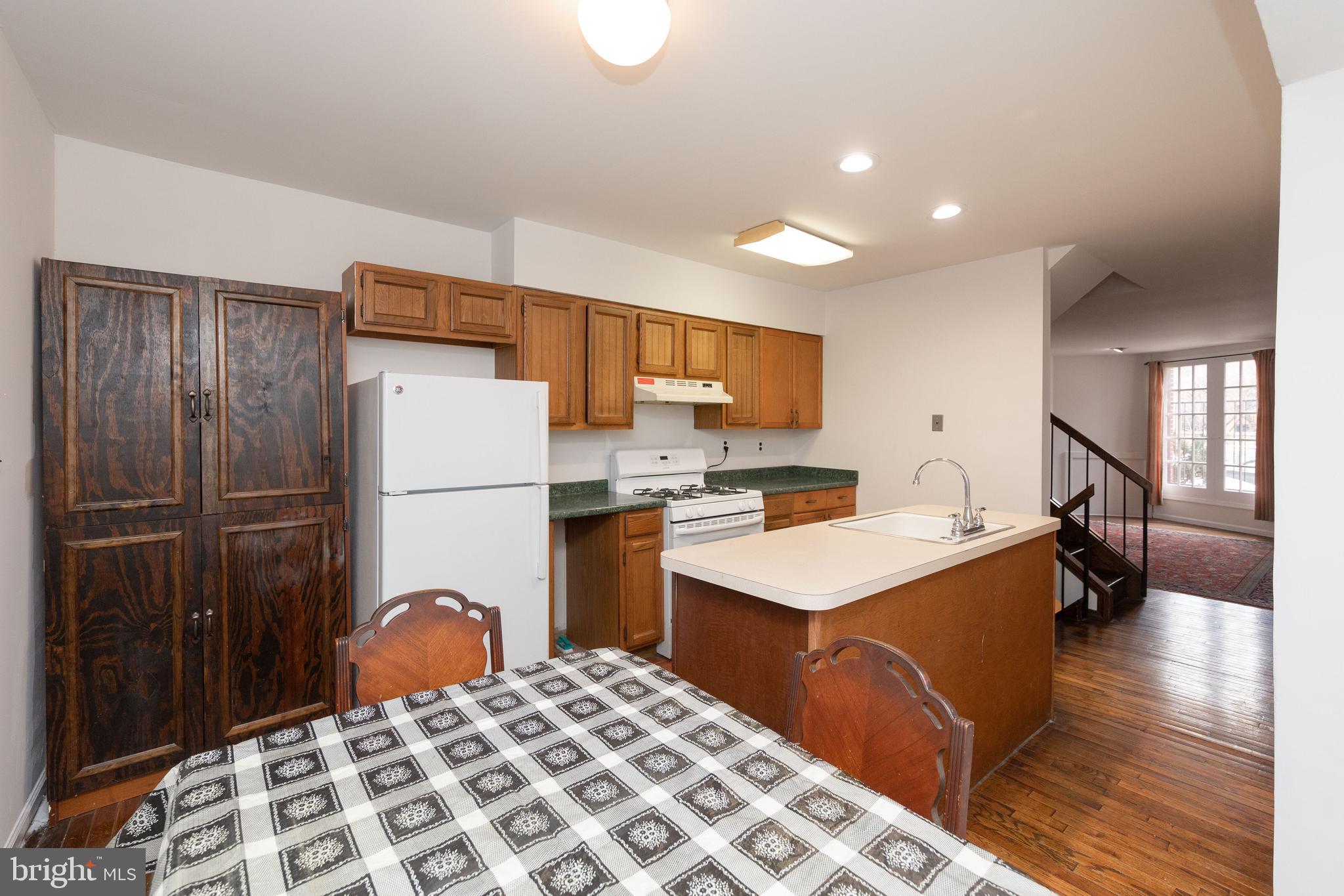 805 E PASSYUNK AVE