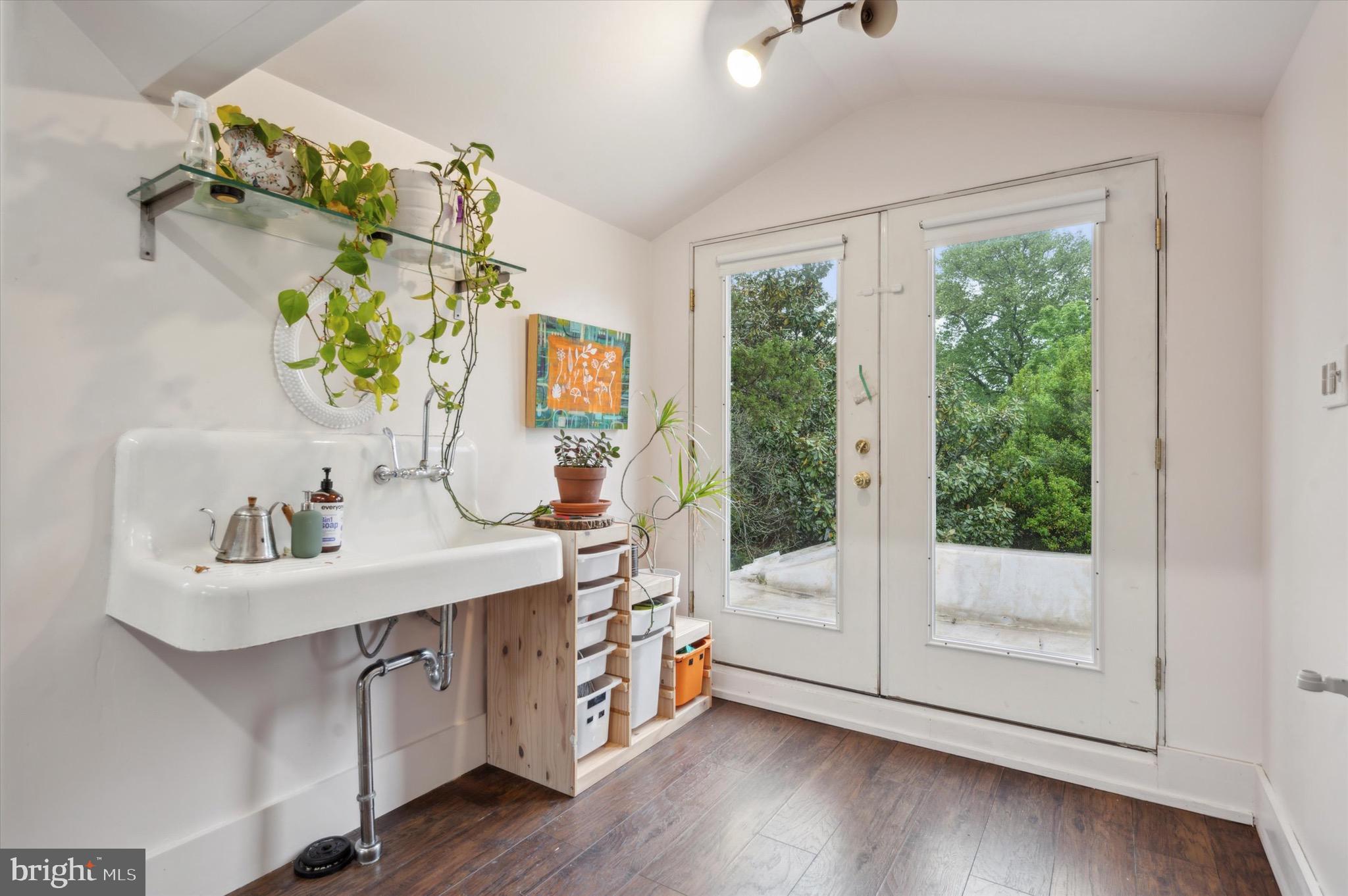 124 W Rittenhouse St