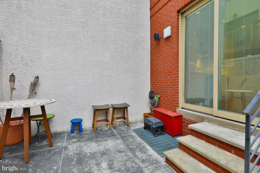 833 Bainbridge St