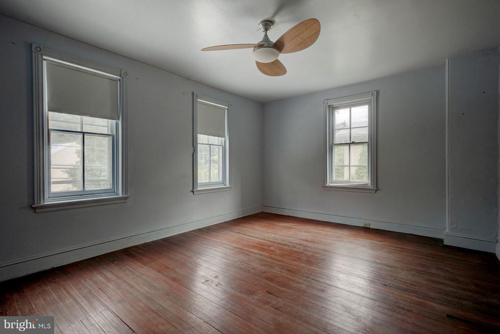 49 E Mermaid Ln