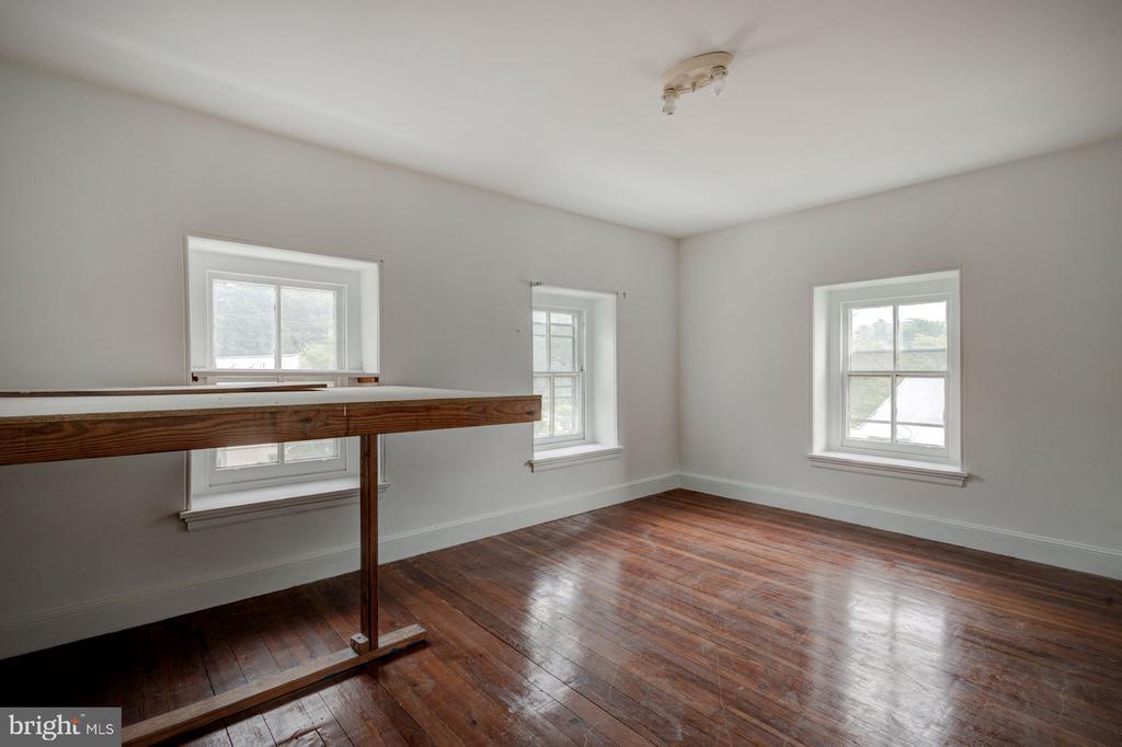 49 E Mermaid Ln