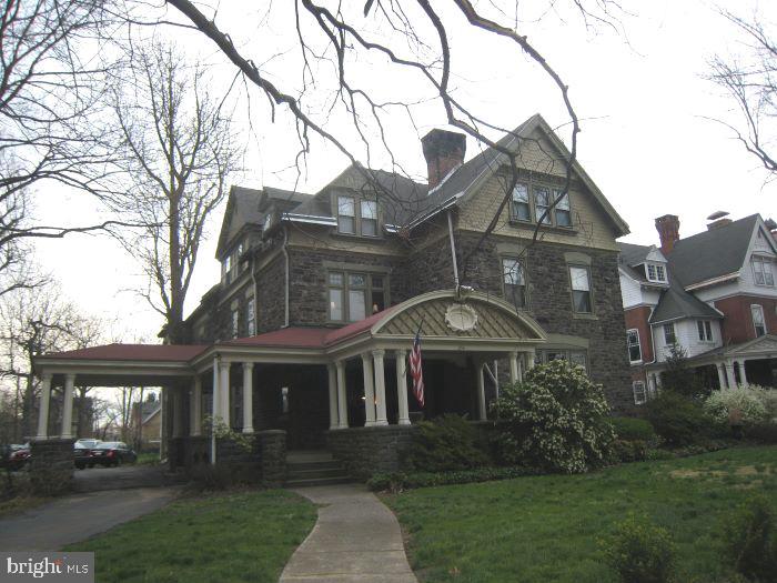 254 W Walnut Ln