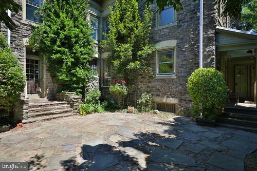 254 W Walnut Ln