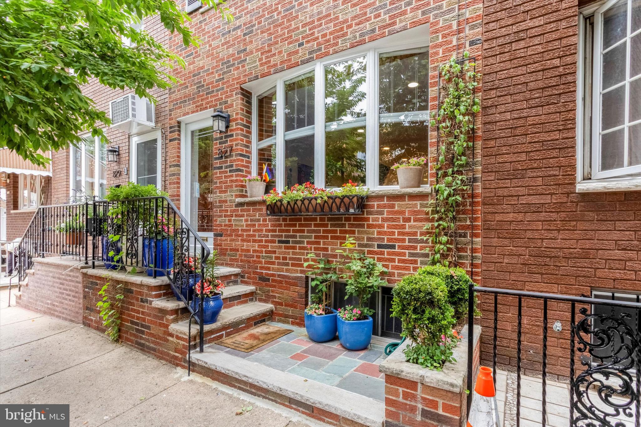 827 Moore St