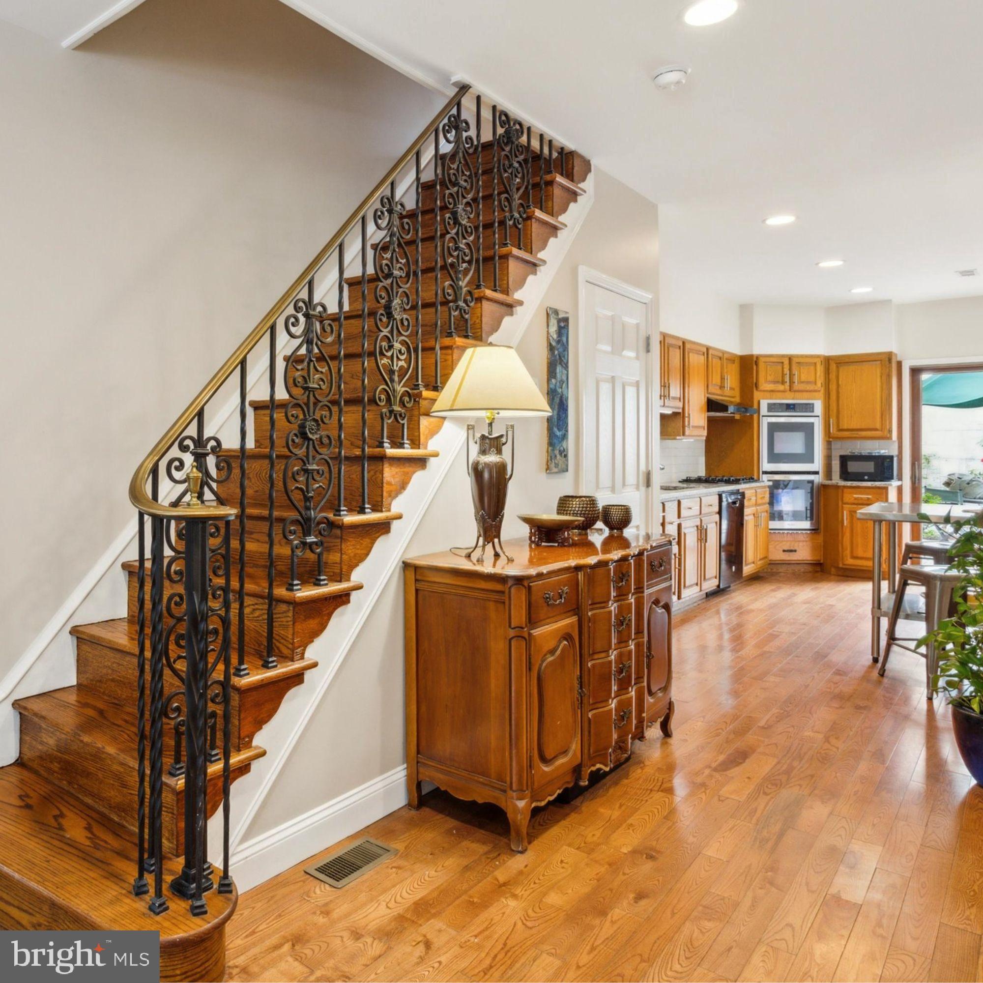 827 Moore St