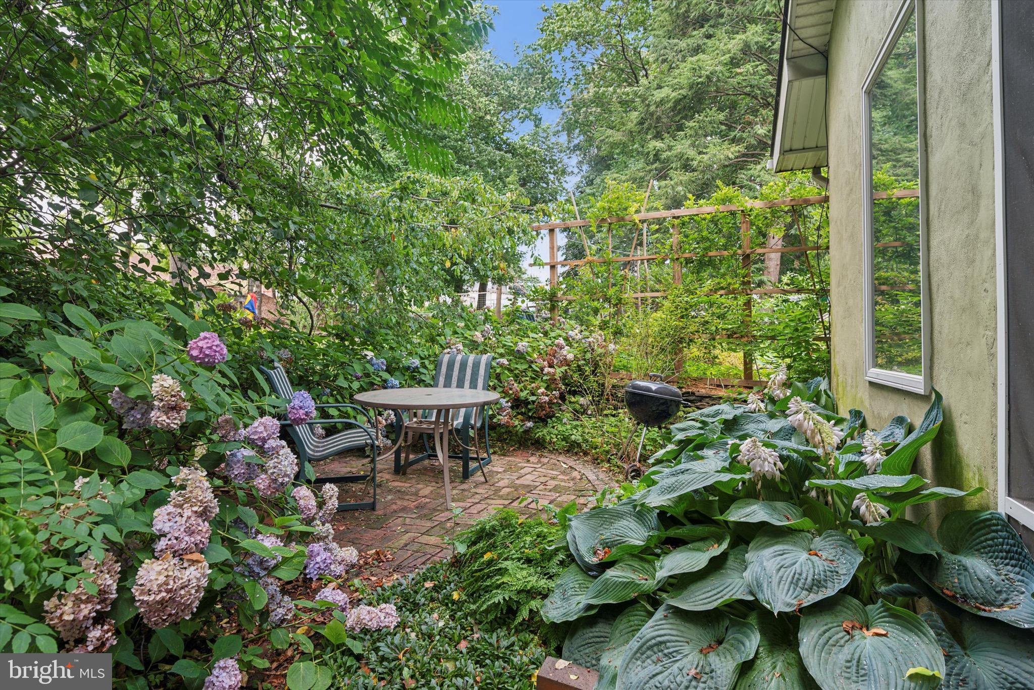 23 W Walnut Ln
