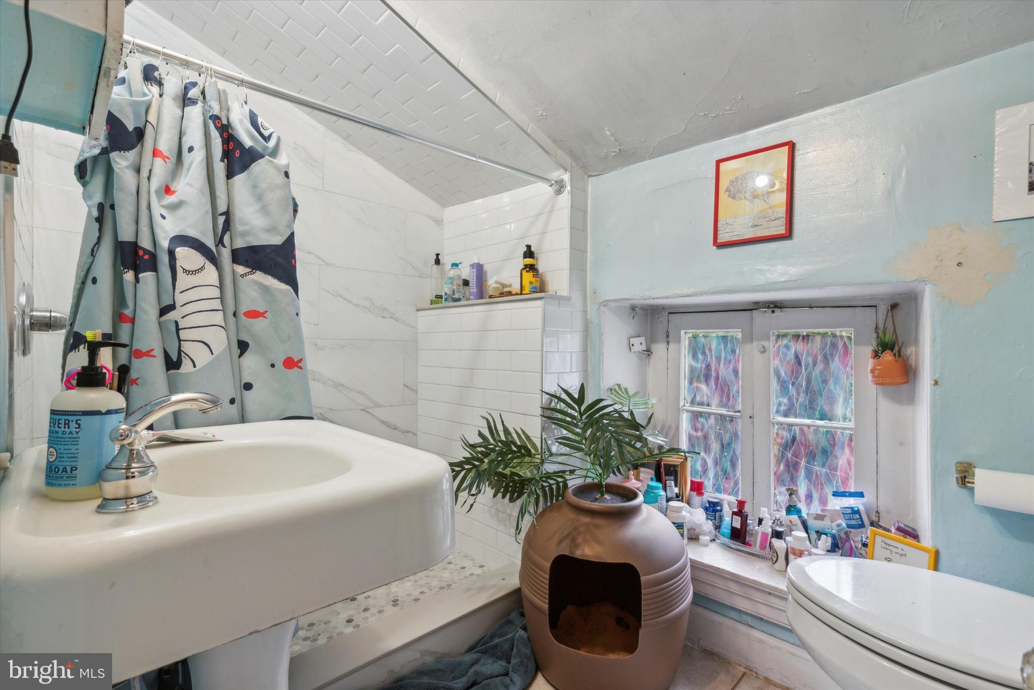 23 W Walnut Ln