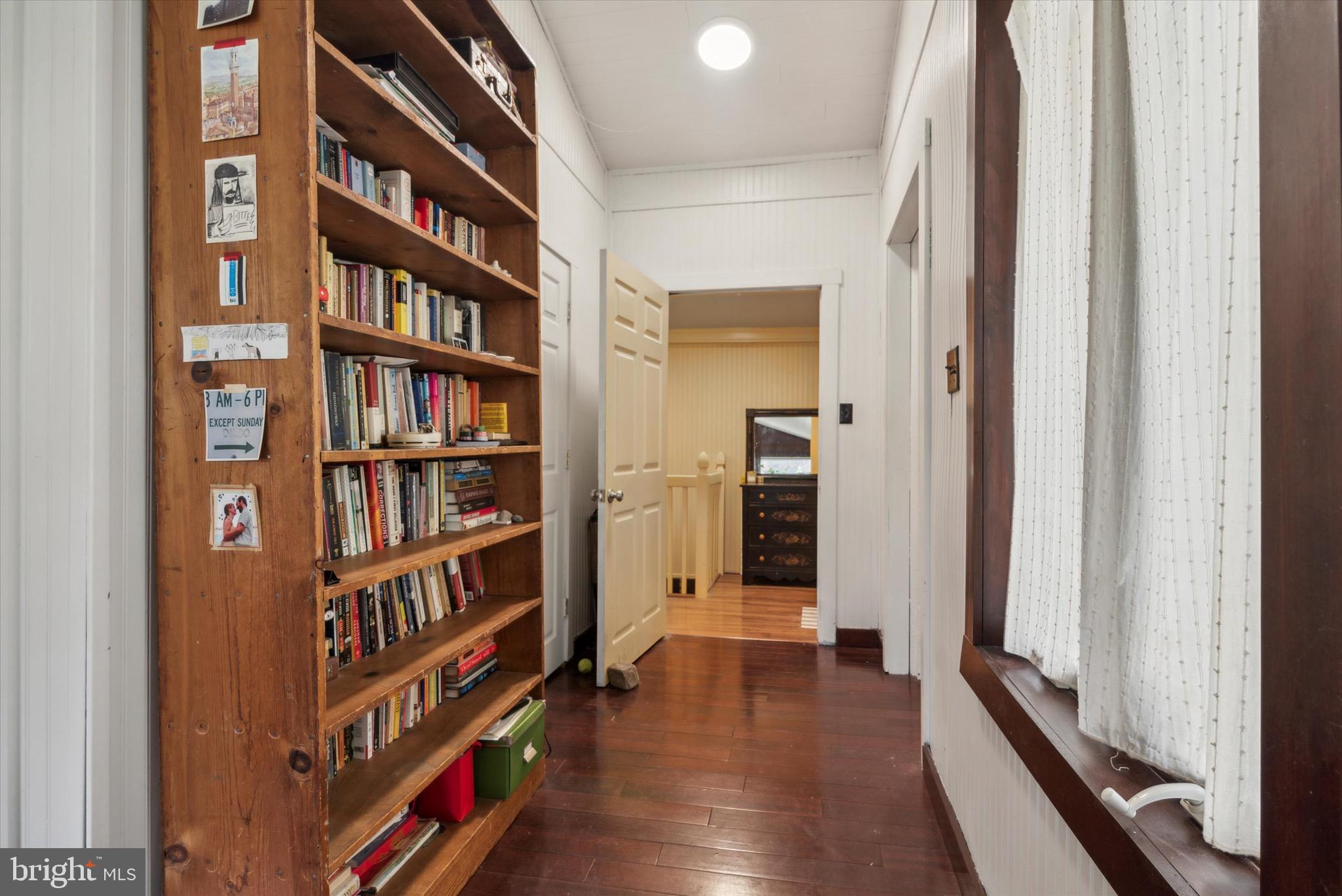 23 W Walnut Ln