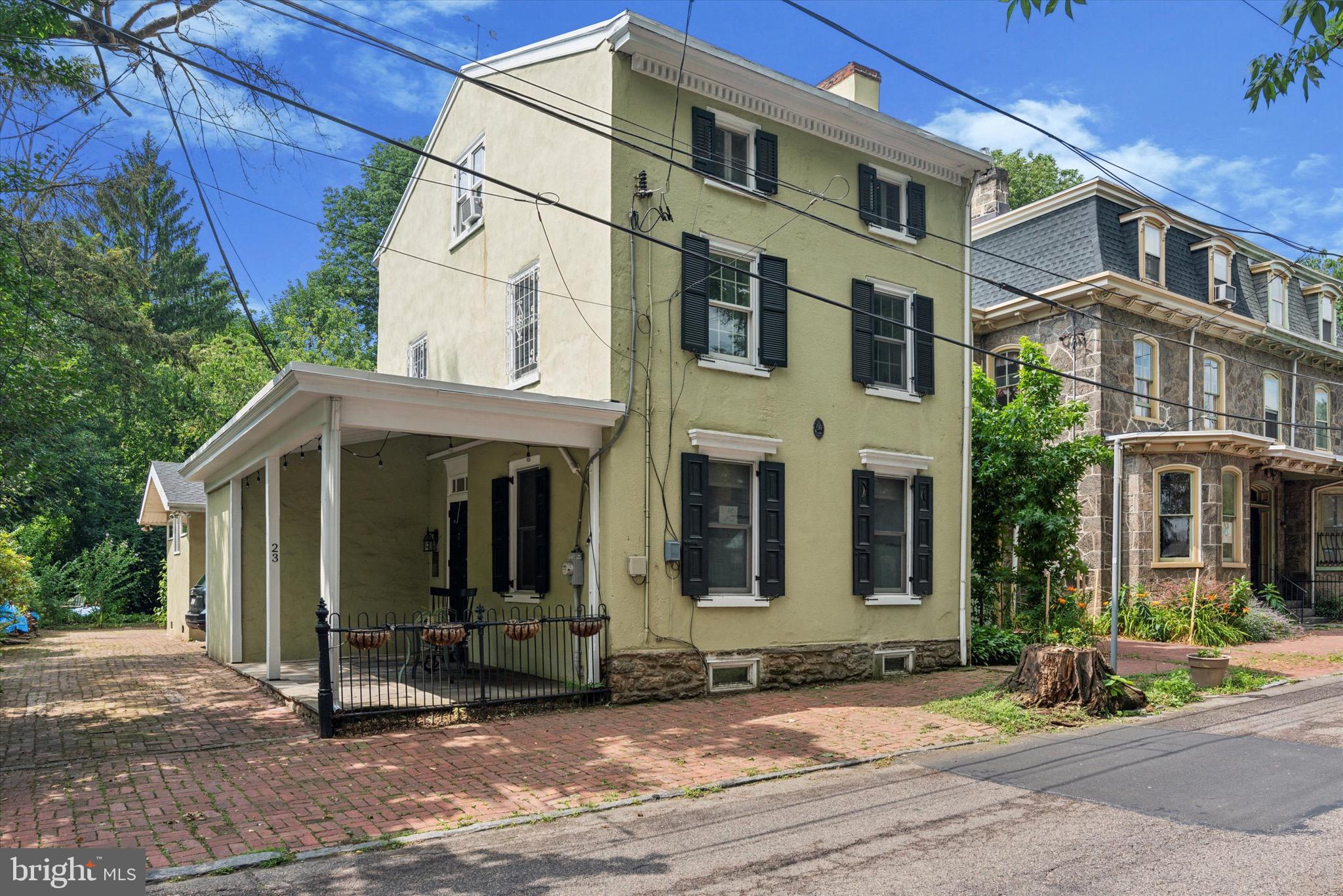 23 W Walnut Ln