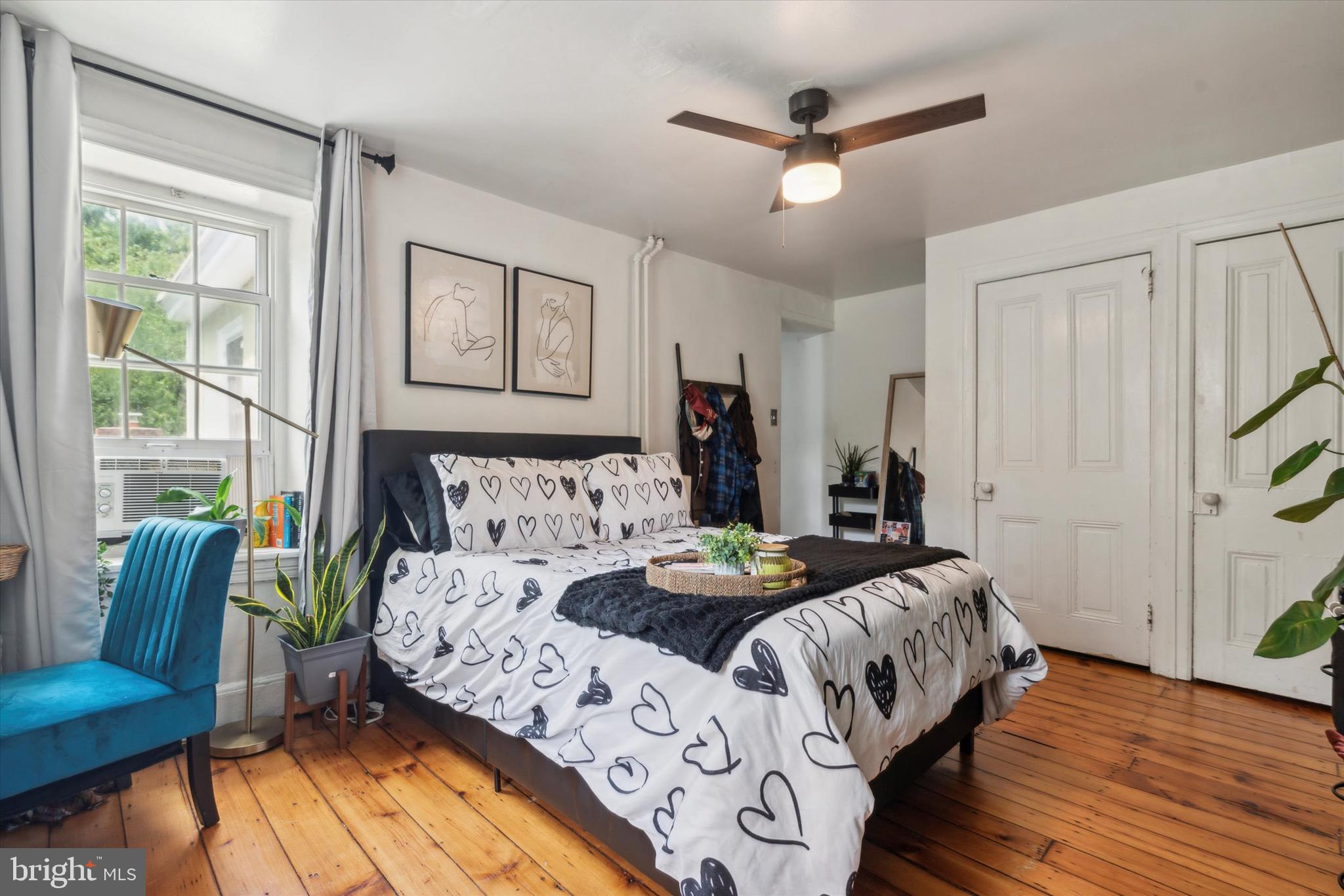 23 W Walnut Ln