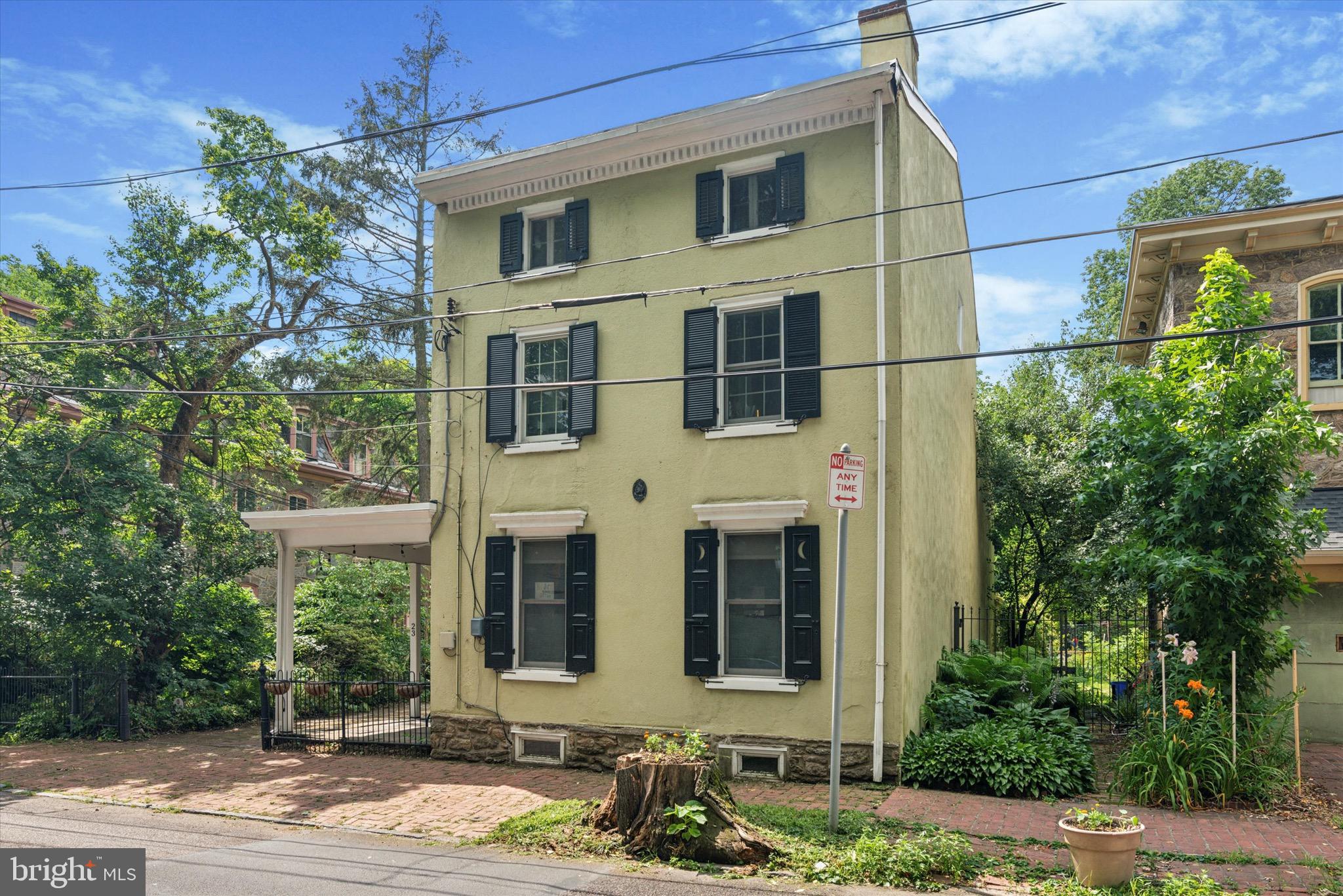 23 W Walnut Ln
